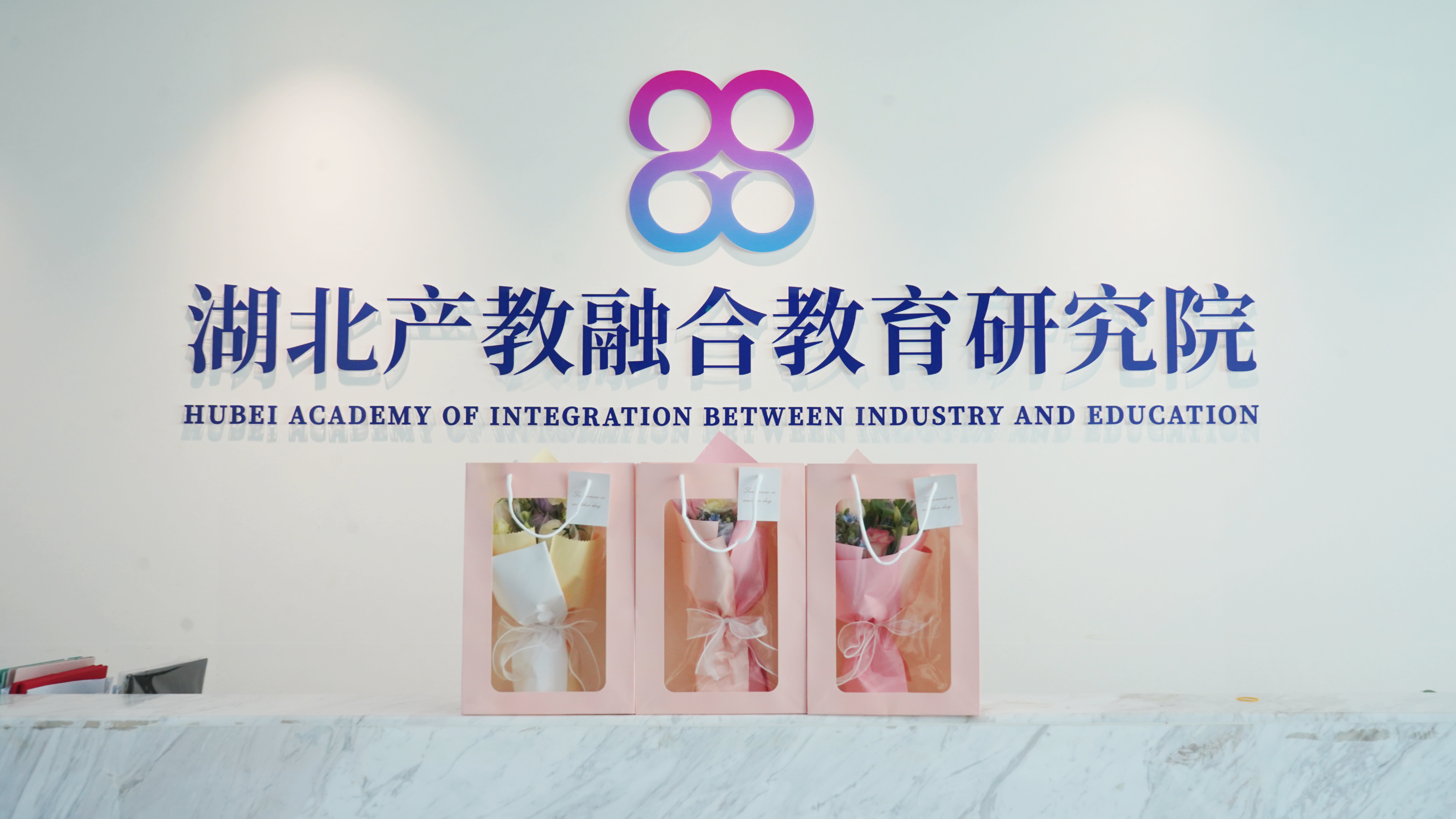 三月春风暖，巾帼绽芳华 | 研究院以花为礼致敬闪闪发光的“她”