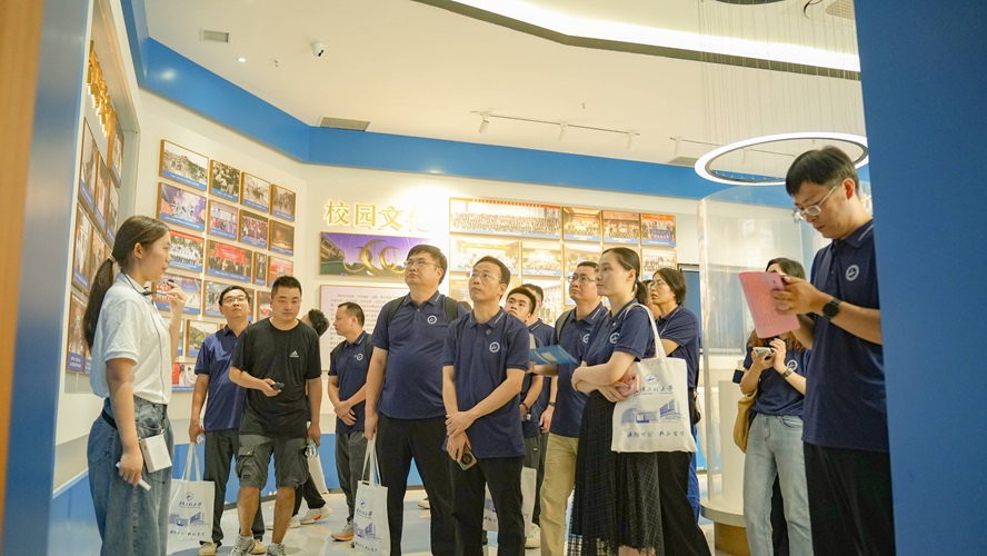 参观1.jpg